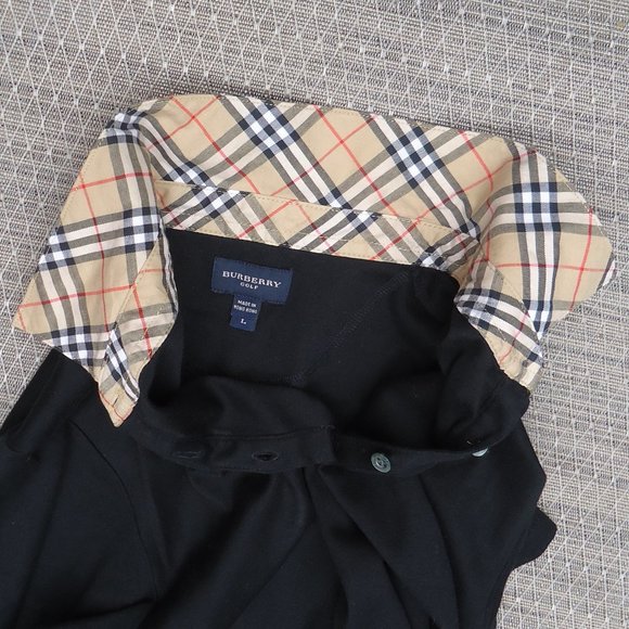 SIZE L. Burberry Golf St. Andrew’s Links shirt with Nova check collar accent. SIZE L. Burberry Golf St. Andrew’s Links shirt with Nova check collar accent.